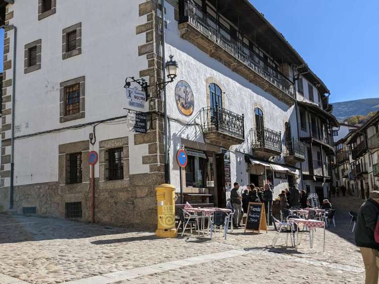 Exterior de una tienda de productos típicos de Candelario