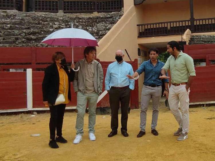 Cinco personas en el albero de la plaza de toros