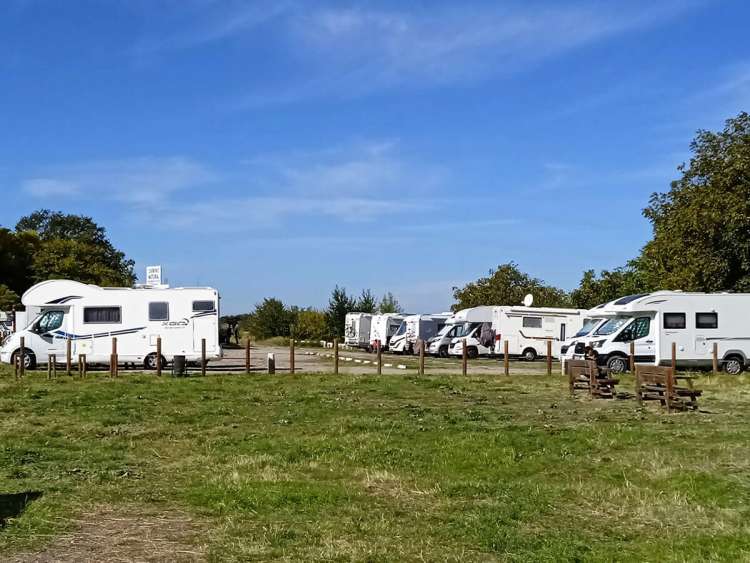 Varias autocaravanas aparcadas