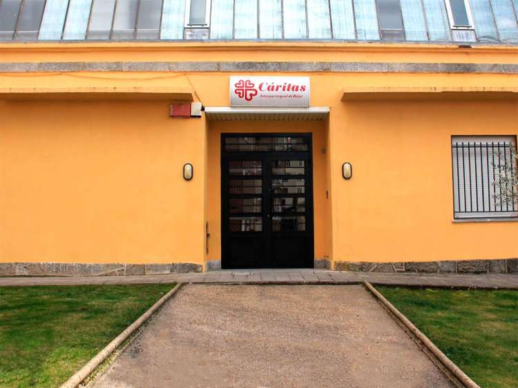 Fachada principal edificio Cáritas Béjar