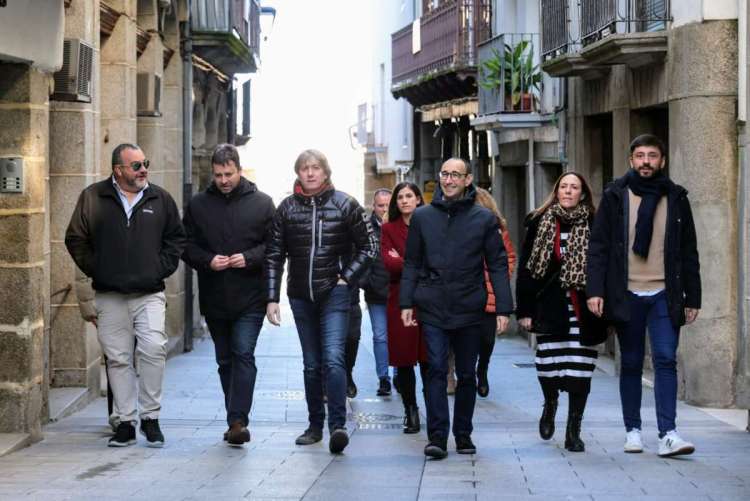 Carlos Martínez acompañado de militantes socialistas en una calle de Béjar