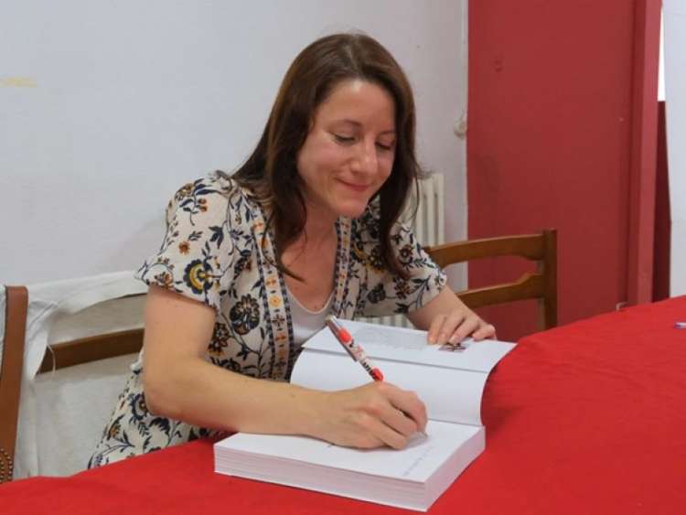 Carmen Cascón firmando libro