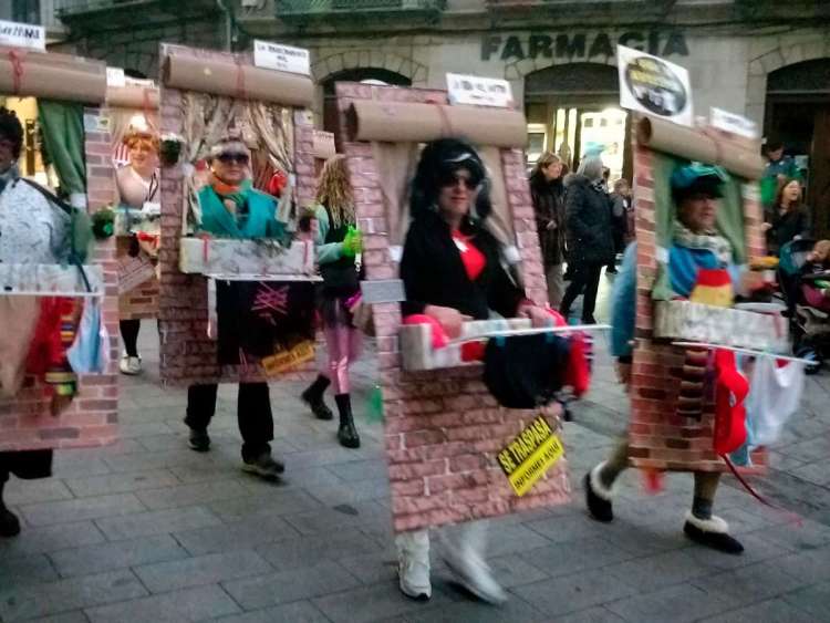 Personas disfrazadas durante el carnaval de Béjar
