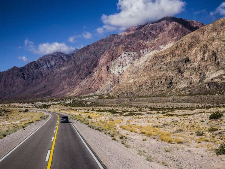 Coche circulando por una carretera