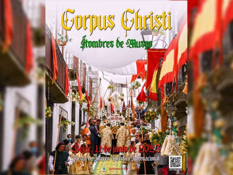 calle de Béjar decora con banderas y alfombras en el Corpus