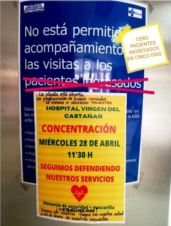 Cartel anunciando la concentración del miércoles 28 de abril colocado sobre un cartel del Sacyl