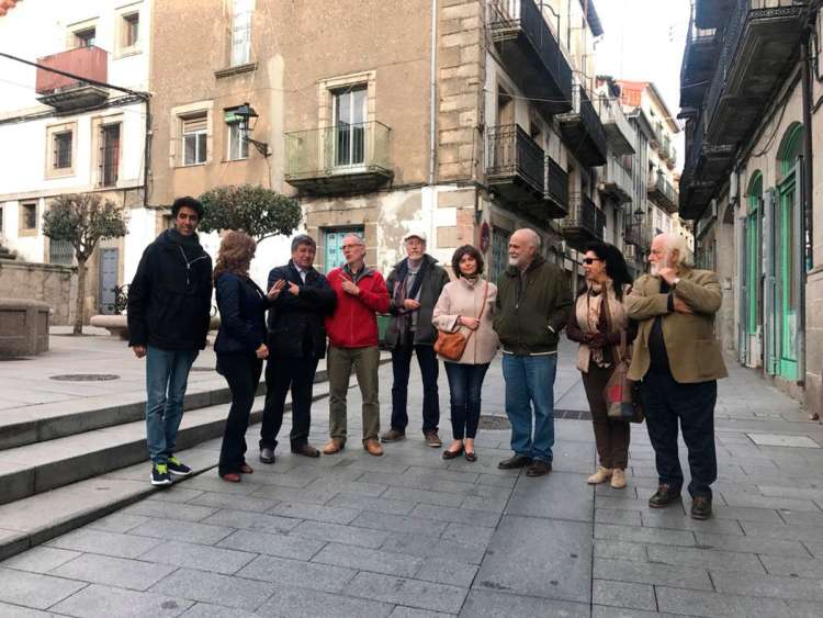 Autoridades y artistas durante la presentación del proyecto en la Calle Mayor