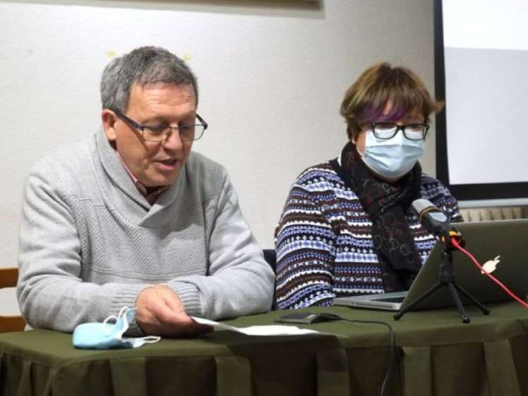 Un hombre y una mujer sentados tras una mesa