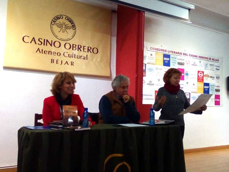 Carmen Carpio junto a Fernando Sáenz de Miera y Rosa Sánchez de la Vega en la presentación del libro "¿Por qué ahora?"