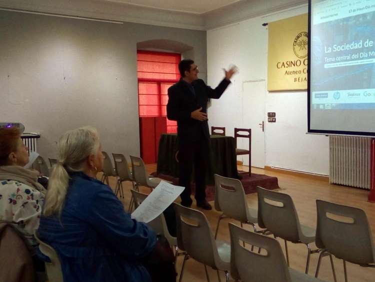 Un momento de la charla de Iván Parro en el Casino Obrero de Béjar