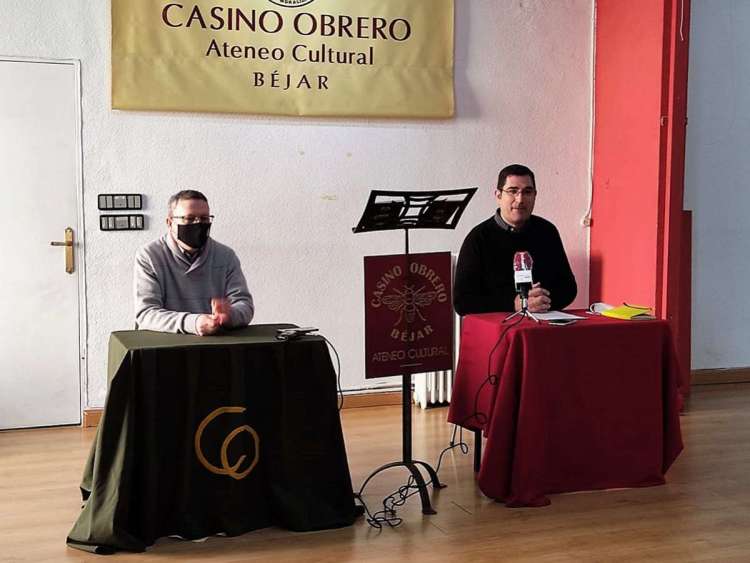 dos hombres en mesas separadas