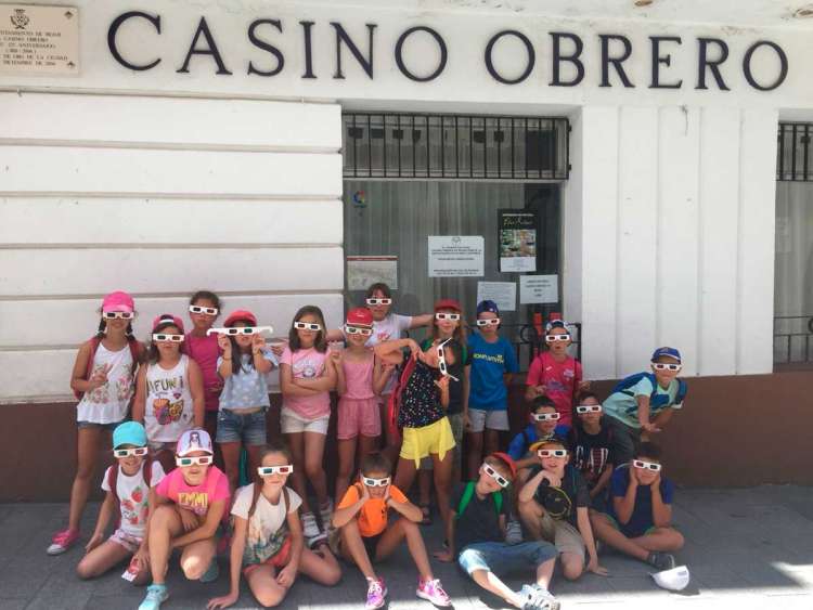 Niños a la puerta del Casino Obrero