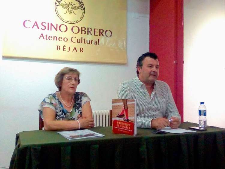 Marifely García y Paco Cañamero durante la presentación del libro en el Casino Obrero de Béjar