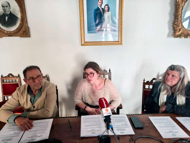 Rueda de prensa del Casino Obrero de Béjar para presentar el LVIII Concurso Literario y el I Concurso Infantil, con miembros de la organización