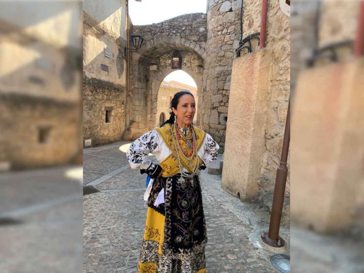 Mujer con vestido tradicional en Miranda del Castañar