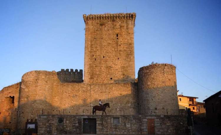 Castillo de Miranda desde la plaza de la localidad, El Mariquelo a Caballo en la parte interior