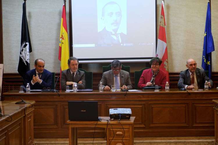 Lectura del discurso de ingreso en el salón de plenos del Ayuntamiento de Béjar