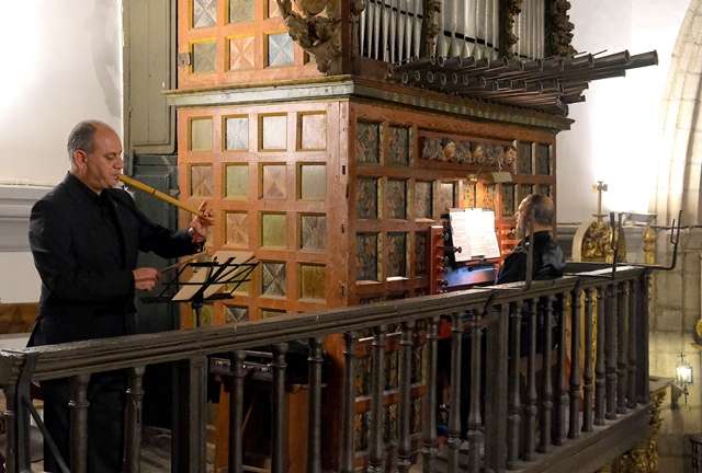 José Ramón Cid y Manuel José Gutiérrez tocando órgano y la flauta