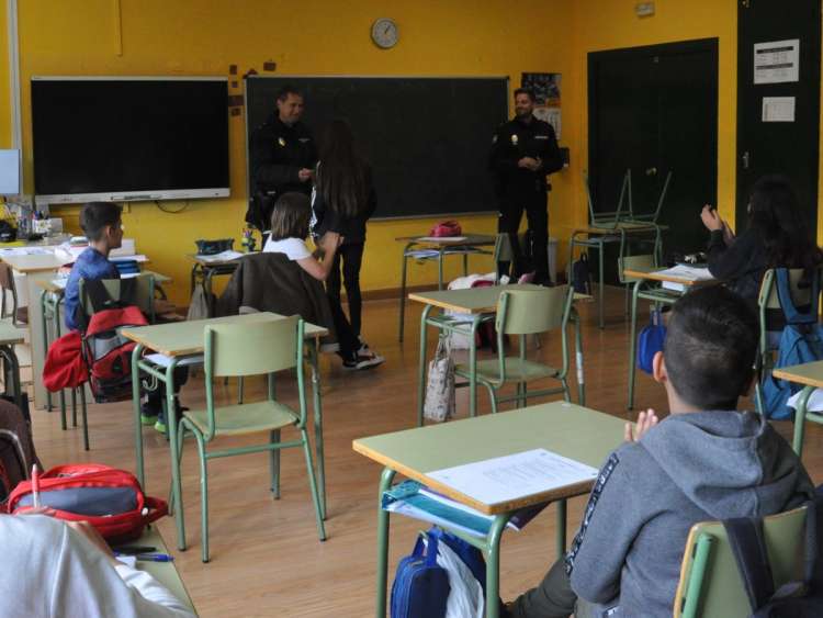 Alumnos del CEIP María Díaz de Béjar durante las charlas de la Policía Nacional