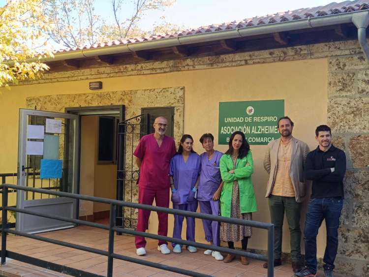 El alcalde junto al personal del centro durante la presentación de los trabajos de remodelación