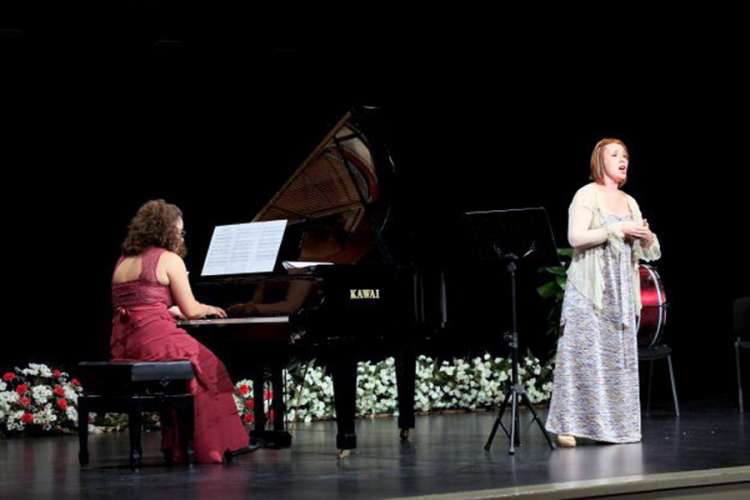 Caridad Argente Pereira cantando y Marina Fernández Rueda al piano en el Teatro Cervantes de Béjar