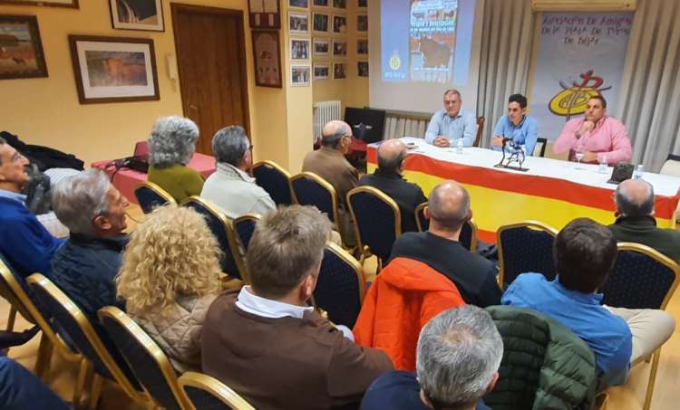 Un momento de la charla organizada por la asociación de amigos de la Plaza de Toros de Béjar