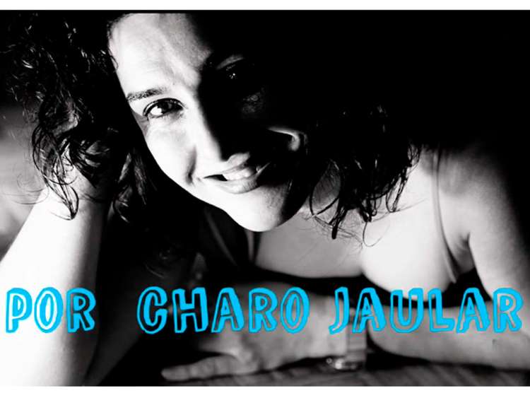 Framme de unno de lso videos promocionales de Charo Jaular