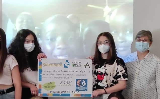 Entrega del cheque solidario durante una video conferencia con el colegio  de Tanzania