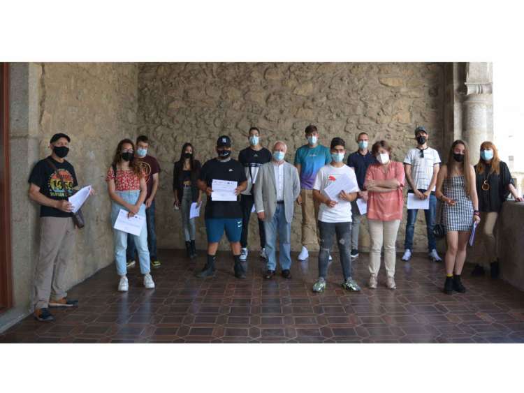 Participantes y docentes del programa de empleo en el balcon del Ayuntamiento