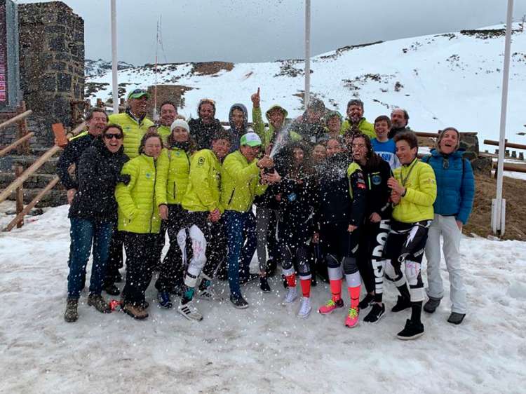 Integrantes del club de Esquí La Covatilla en San Isidro