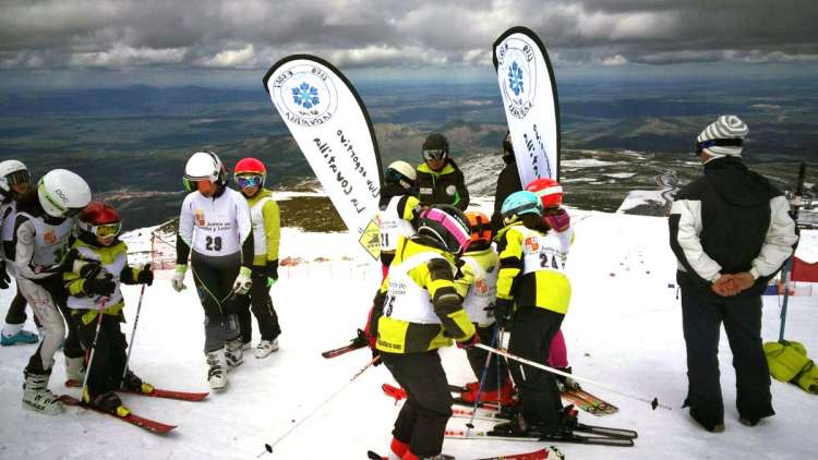 Esquiadores del Club de Esquí La Covatilla