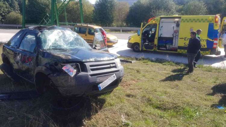 Coche accidentado en la Carretera N110