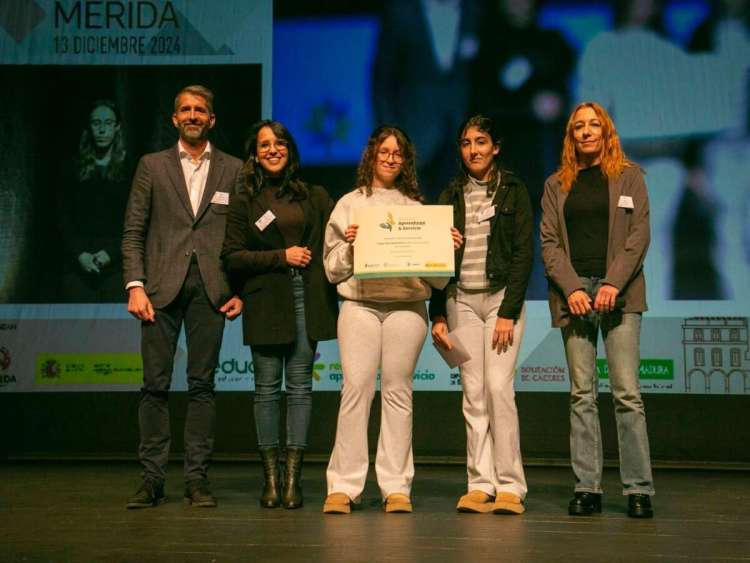 Alumnos del María Auxiliadora de Béjar durante la ceremonia de entrega del premio