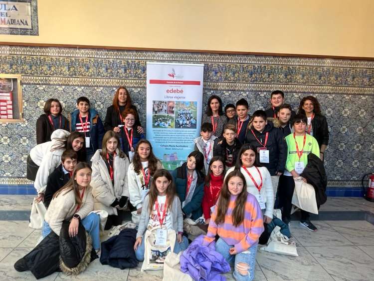Alumnos del colegio María Auxiliadora de Béjar tras recoger el premio al Fomento de la Lectura