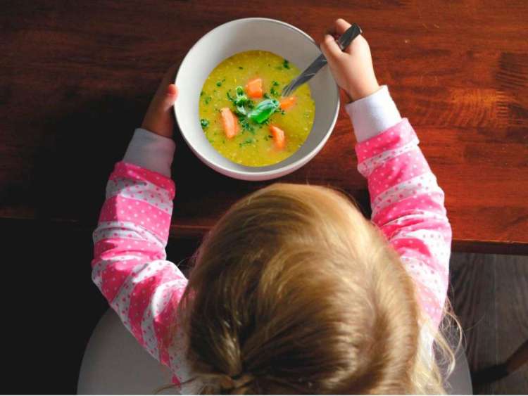 Niño comiendo en un comedor
