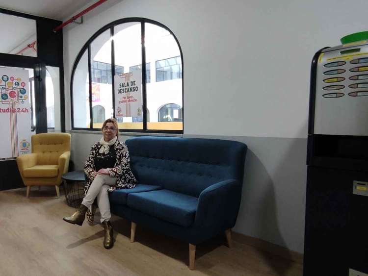 La concejala de Cultura mostrando las instalaciones de la sala de descanso de Espacio24@