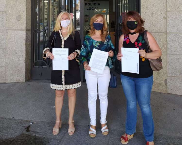 Concejalas del PP frente al Ayuntamiento bejarano