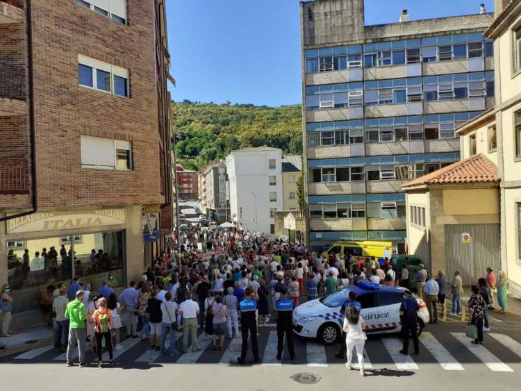 Un momento de la concetración ante el hospital de Béjar 