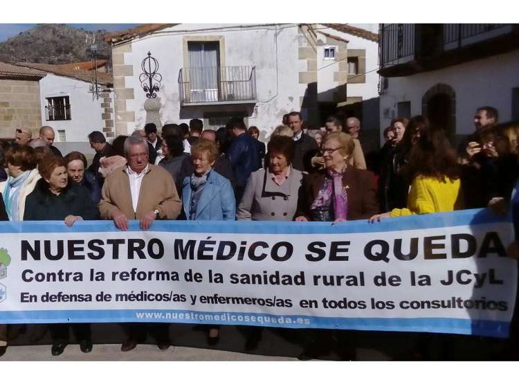 Vecinos de Valdesangil protestan contra recortes sanitarios en la zona