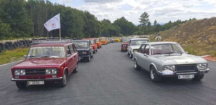 varios coches circulando en paralelo