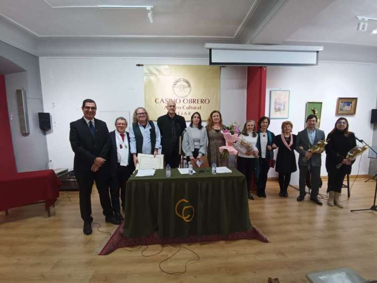 Foto de familia premiados, representantes públicos y cargos del Casino Obrero de Béjar