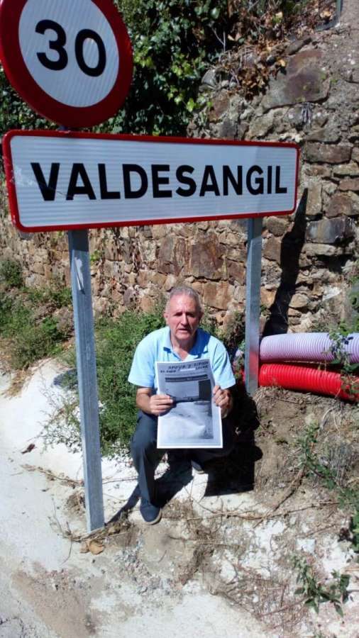 José Sánchez Amor sosteniendo cartel de la campaña bajo el cartel de Valdesangil