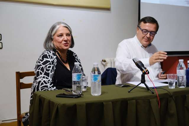 La ponente, Fernández Sesma junto al periodista Ignacio Coll
