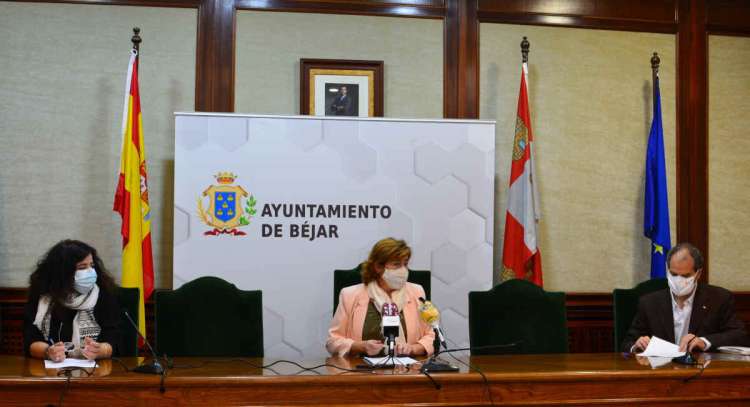 Firma del convenio entre Ayuntameinto y Cruz  Roja en el salon de plenos del consistorio