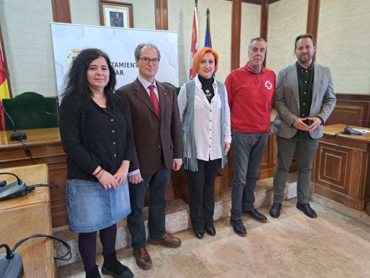 Representantes municipales y de  Cruz Roja durante la presentación en el Consistorio
