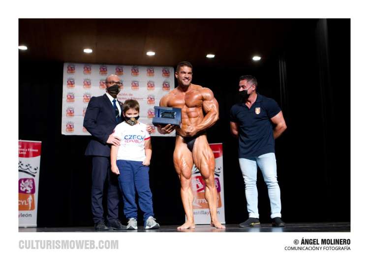 Varias personas sobre un escenario