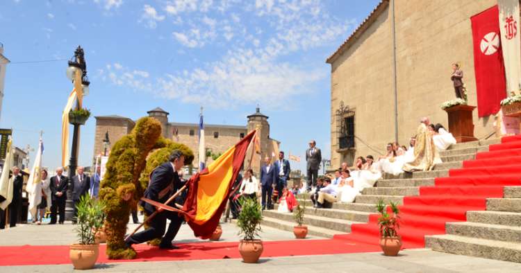 El concejal Raúl Hernández junto a los Hombres de Musgo durante la rendición de bandera durante la festividad del Corpus de 2017