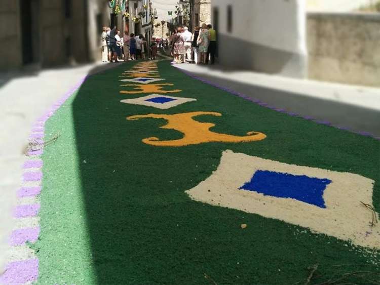 Calle de las Armas con alfombra de sal. Corpus Christi 2017