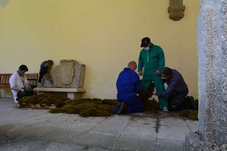 Vestimenta de un hombre de musgo para el programa España Directo de RTVE