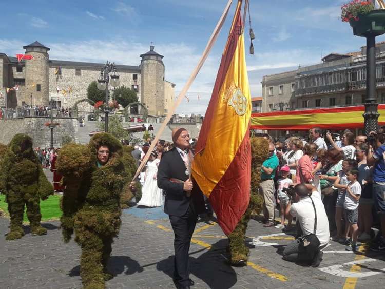 Desfile corpus con Palacio Ducal de Fondo